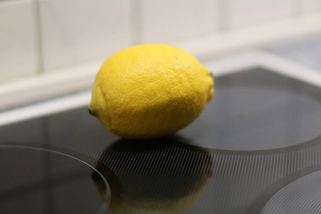Ceranfeld mit Zitronensaft reinigen