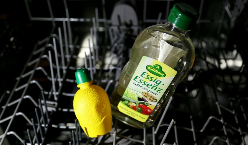 Essigessenz und Zitrone zur Reinigung der Spülmaschine