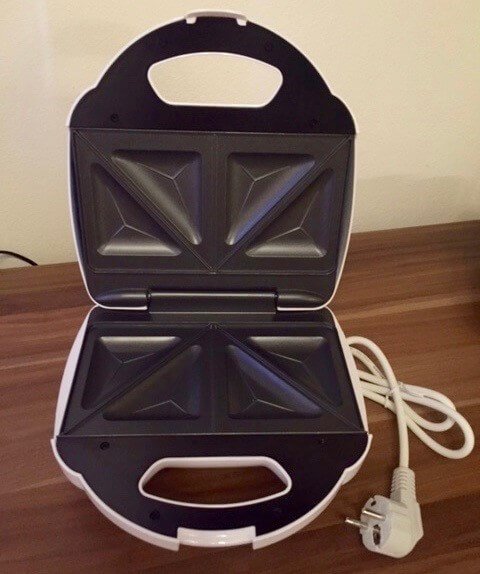 Der Sandwichmaker American SM 800 aufgeklappt