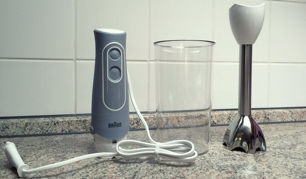 Stabmixer, Messbecher und Mixstab in der Küche